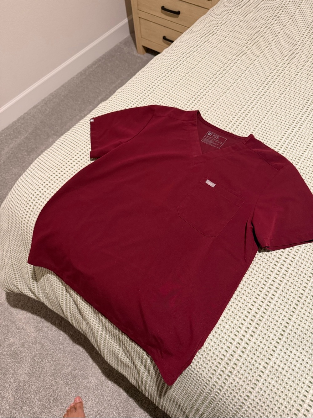 FIGS Leon Men's V-Neck Scrub Top in Burgundy-Large - Picture 2 of 2